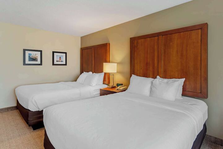 2 Queen Beds (7 of 10)