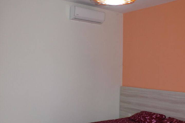 Room 6 of 16