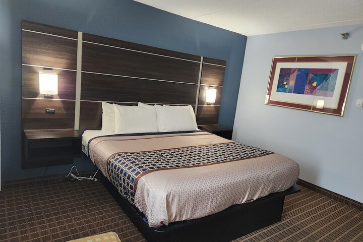Standard Single Queen Bed (3 of 8)