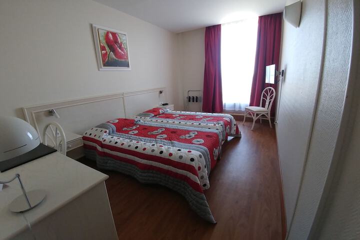 Room 9 of 37