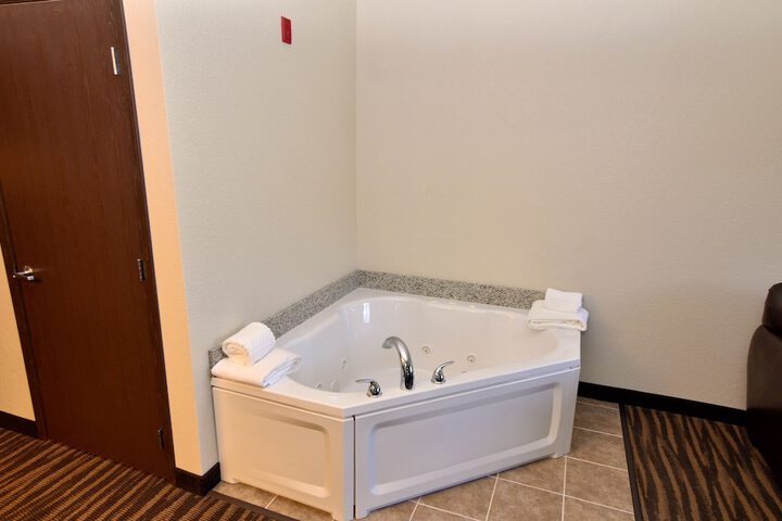 1 King Bed Suite (3 of 44)