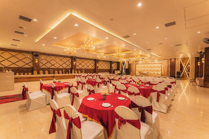 Ballroom/Hall 82 of 88