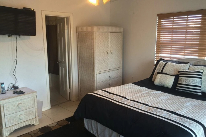 Room 4 of 9