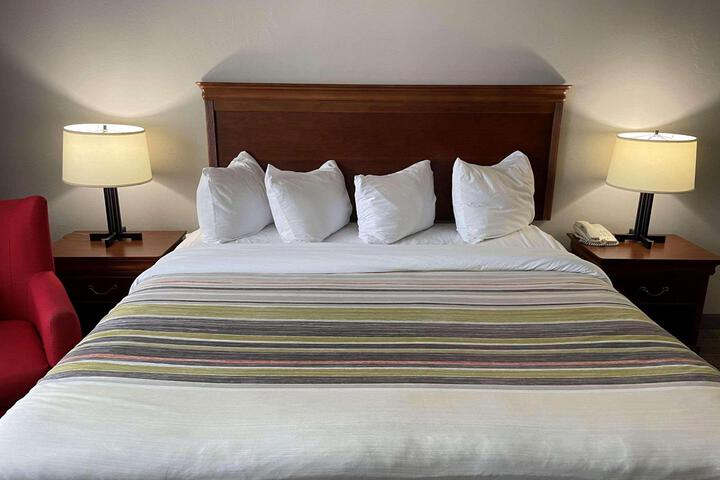 1 King Bed (13 of 13)