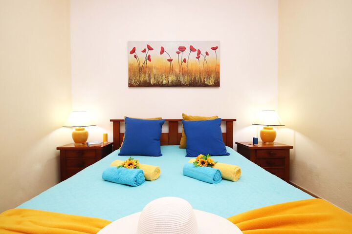 Room 2 of 83