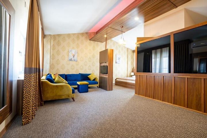 Room 6 of 28