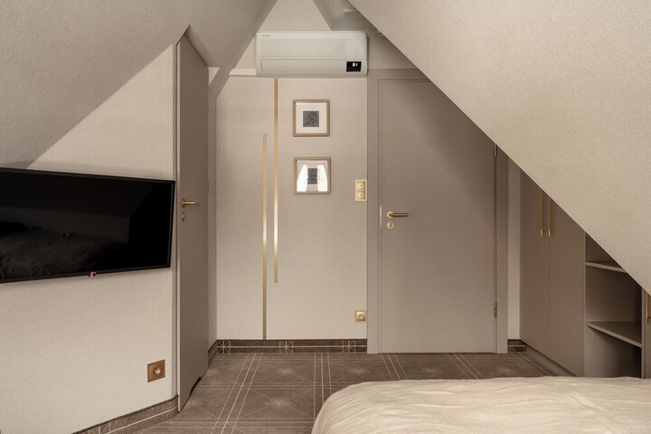 Room 4 of 73