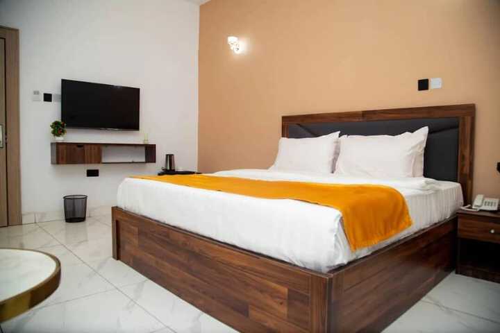 Room 8 of 30