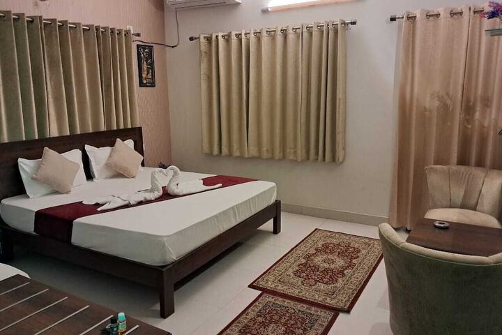 Room 4 of 17