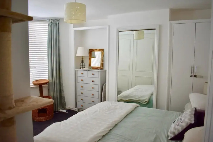 Room 5 of 12