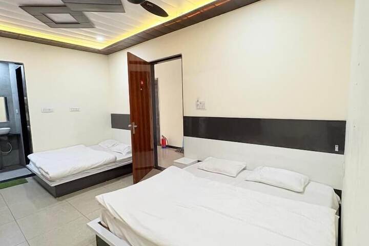 Room 4 of 8