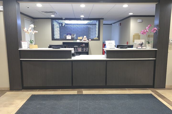 Lobby lounge