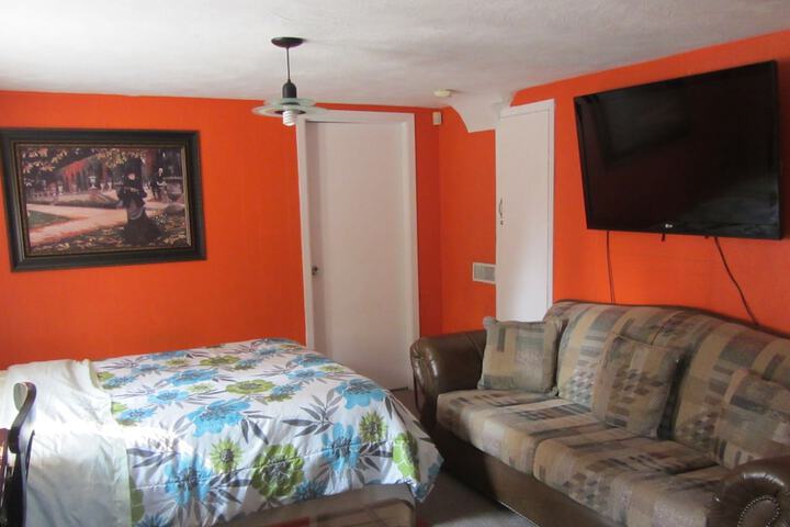 Room 6 of 12