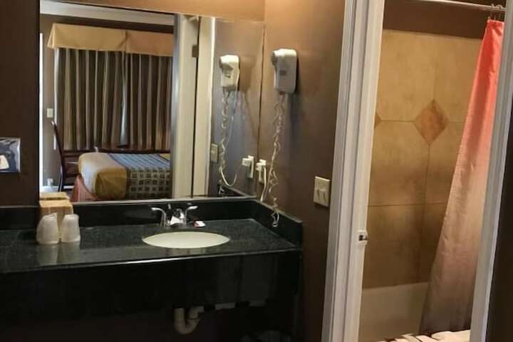 1 Queen Bed (5 of 7)