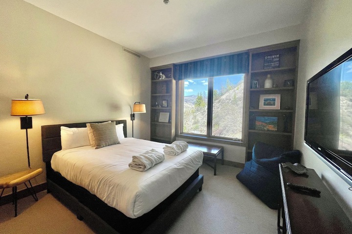 Room 33 of 493