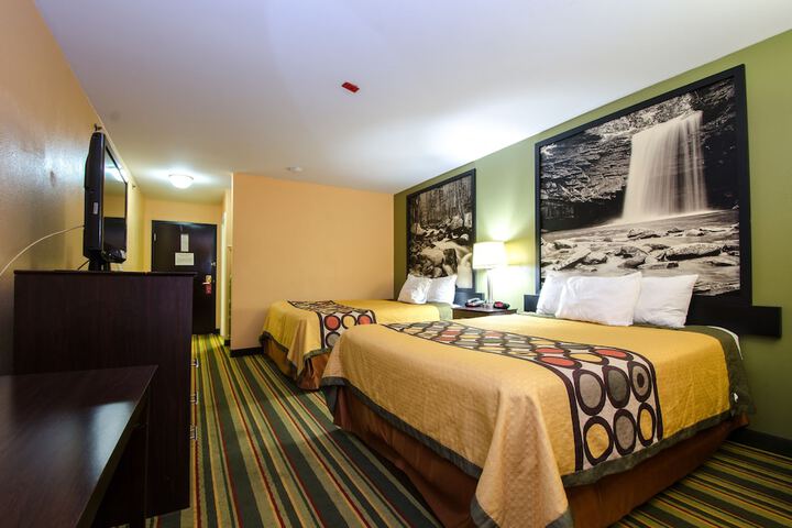 2 Queen Beds (5 of 10)