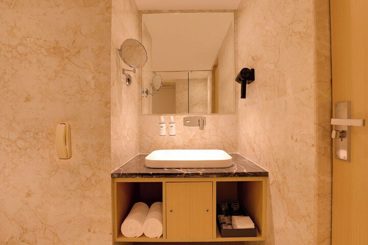 Room 27 of 47