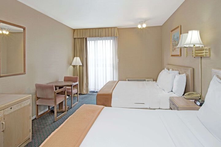 2 Queen Beds (2 of 7)