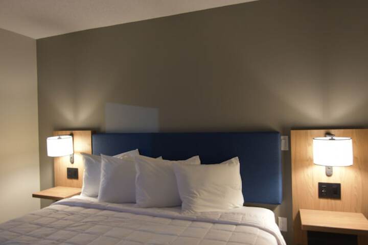 1 King Bed (3 of 20)