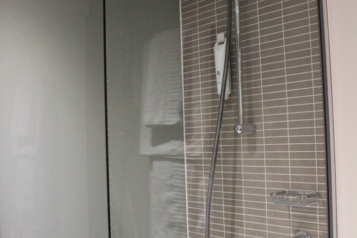 Room 42 of 100