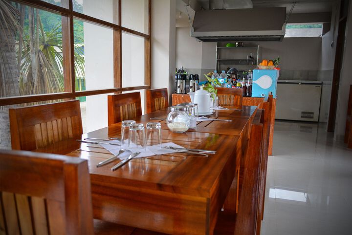 Dining 8 of 10