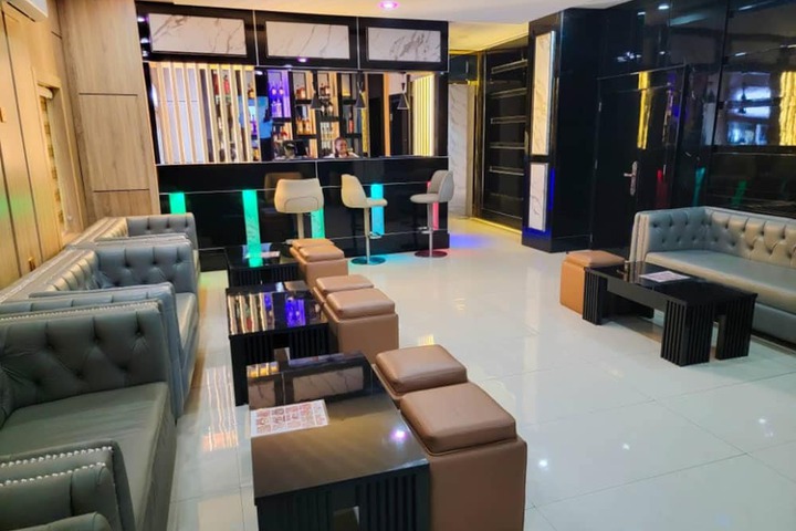 Lounge 17 of 24