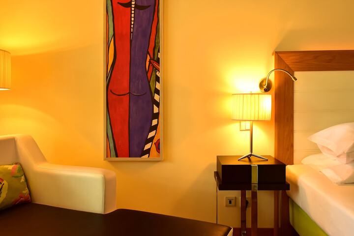 Room 34 of 250