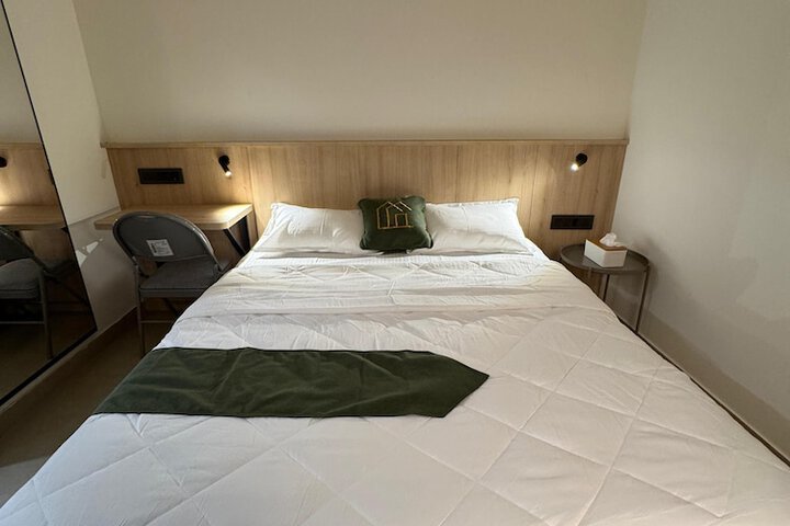 Room 4 of 8