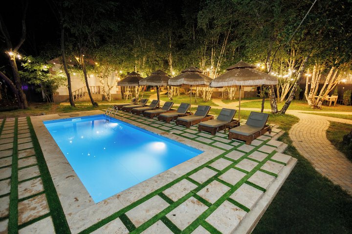 Pool 19 of 33