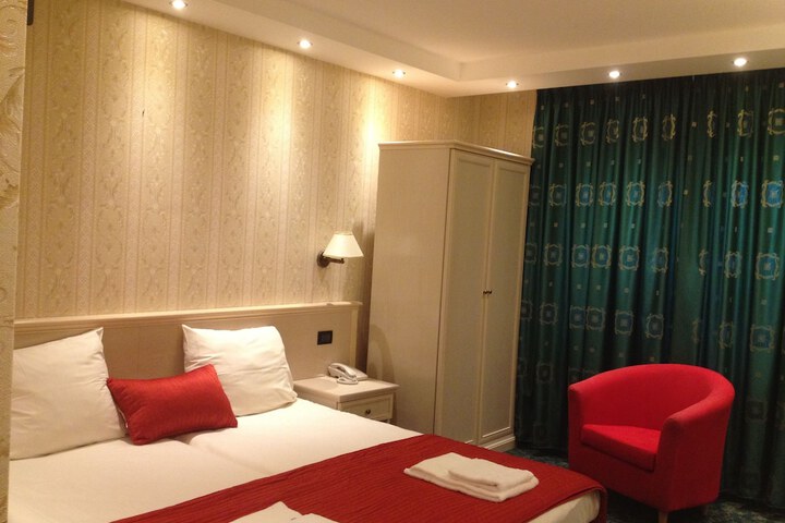 Room 6 of 40