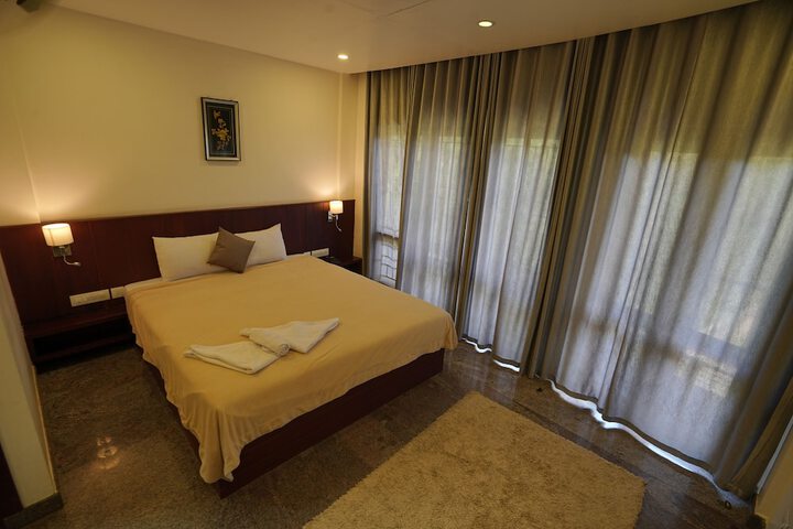 Room 3 of 48