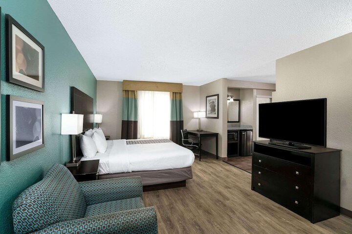 1 King Bed Executive Room (7 of 15)