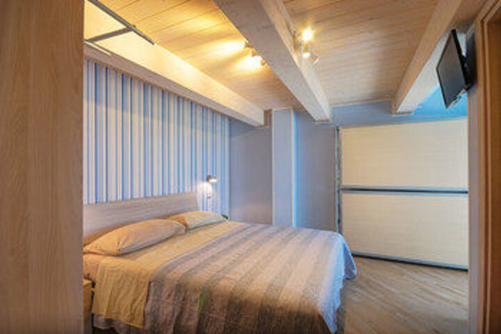 Room 14 of 18