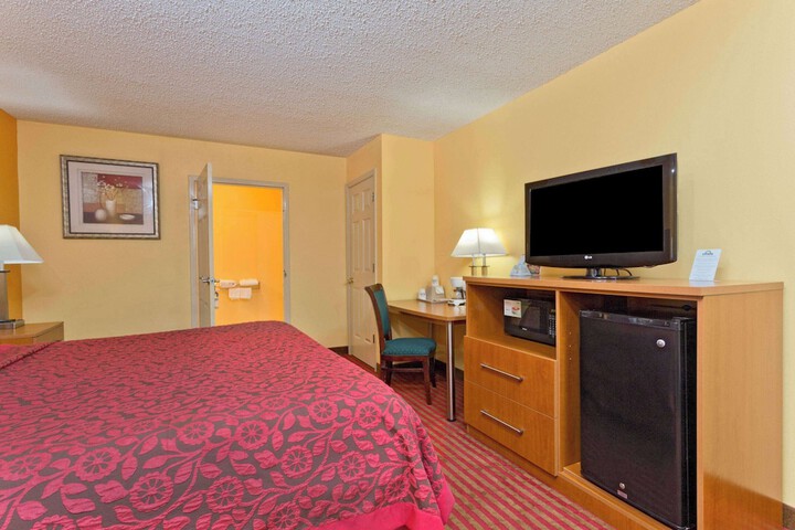1 Queen Bed (6 of 13)