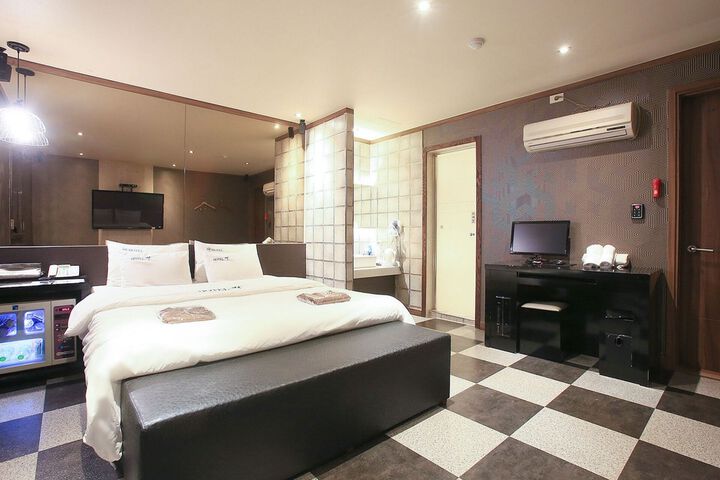 Room 89 of 121