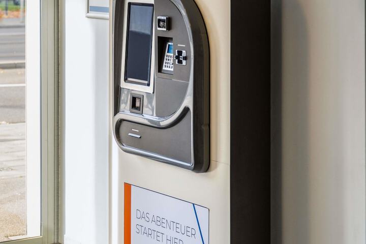 Check-in/check-out kiosk