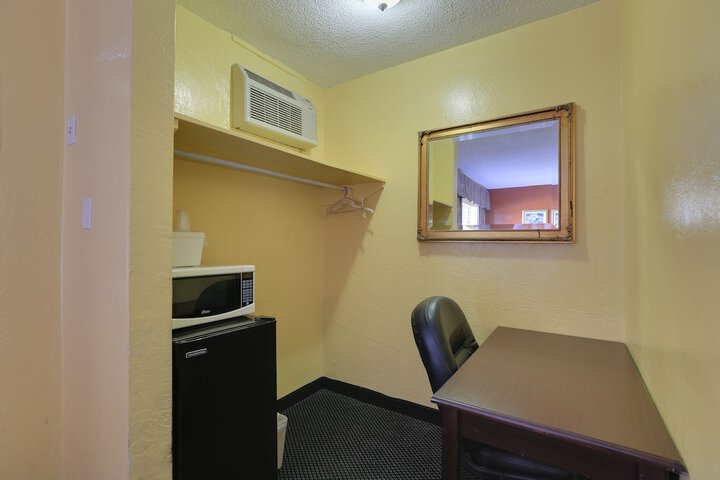 2 Double Beds (6 of 8)