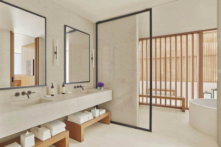 Room 33 of 64