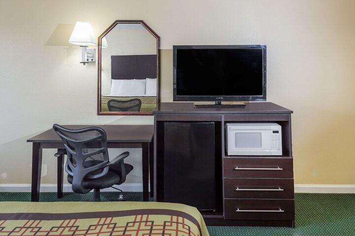 1 King Bed (1 of 11)
