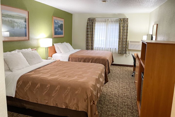Deluxe Queen Bed (8 of 24)