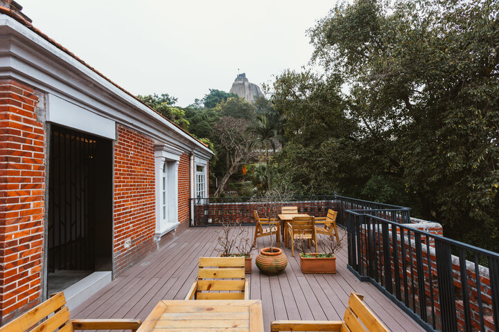 Coastal Sunshine Villa Hotel