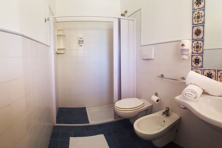 Room 10 of 34