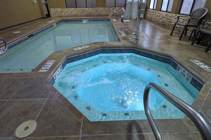 Indoor spa tub