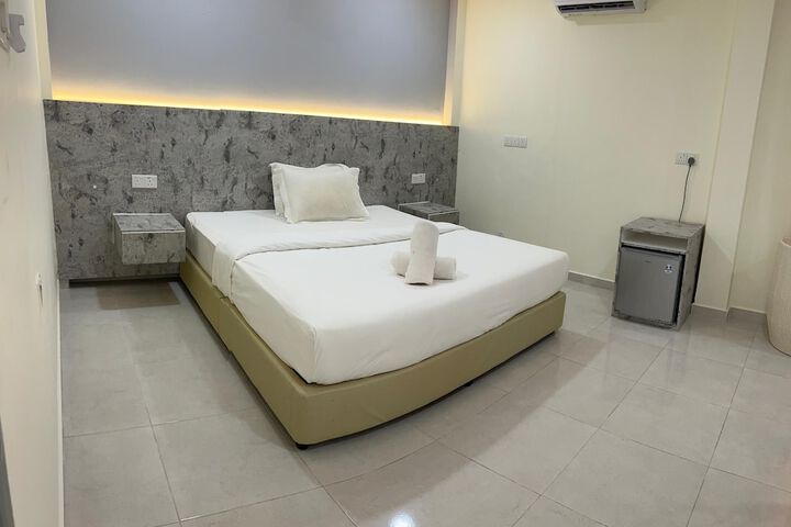 Room 8 of 129