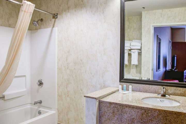 2 Queen Beds Suite (10 of 10)