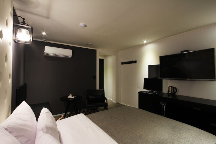 Room 9 of 16