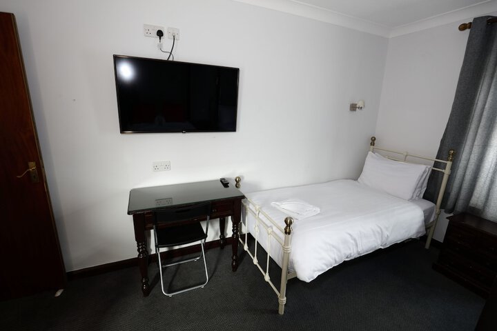 Room 9 of 18