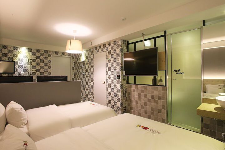 Room 32 of 40