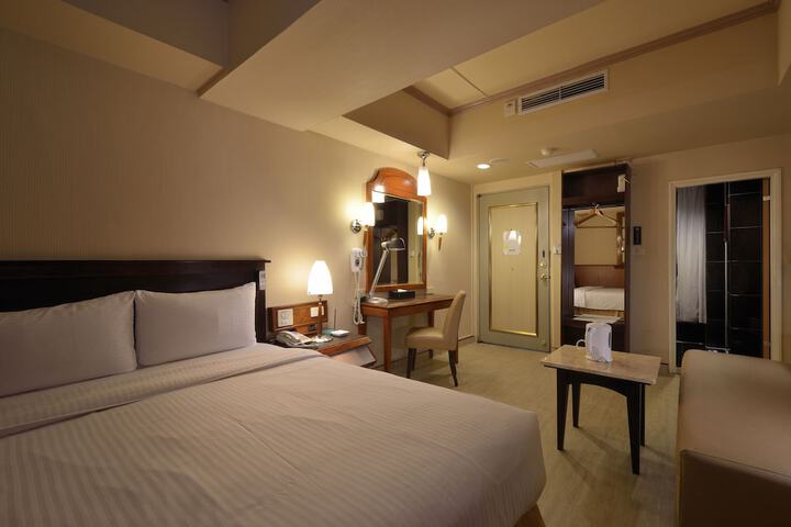 Room 28 of 41