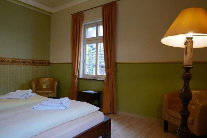 Room 4 of 16